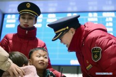 图片故事：中国E蚌埠火车站的旅客服务助理